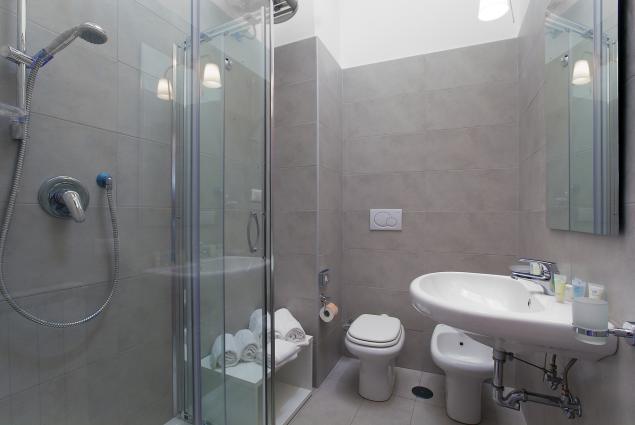 Bagno moderno con doccia, lavabo, bidet e WC.